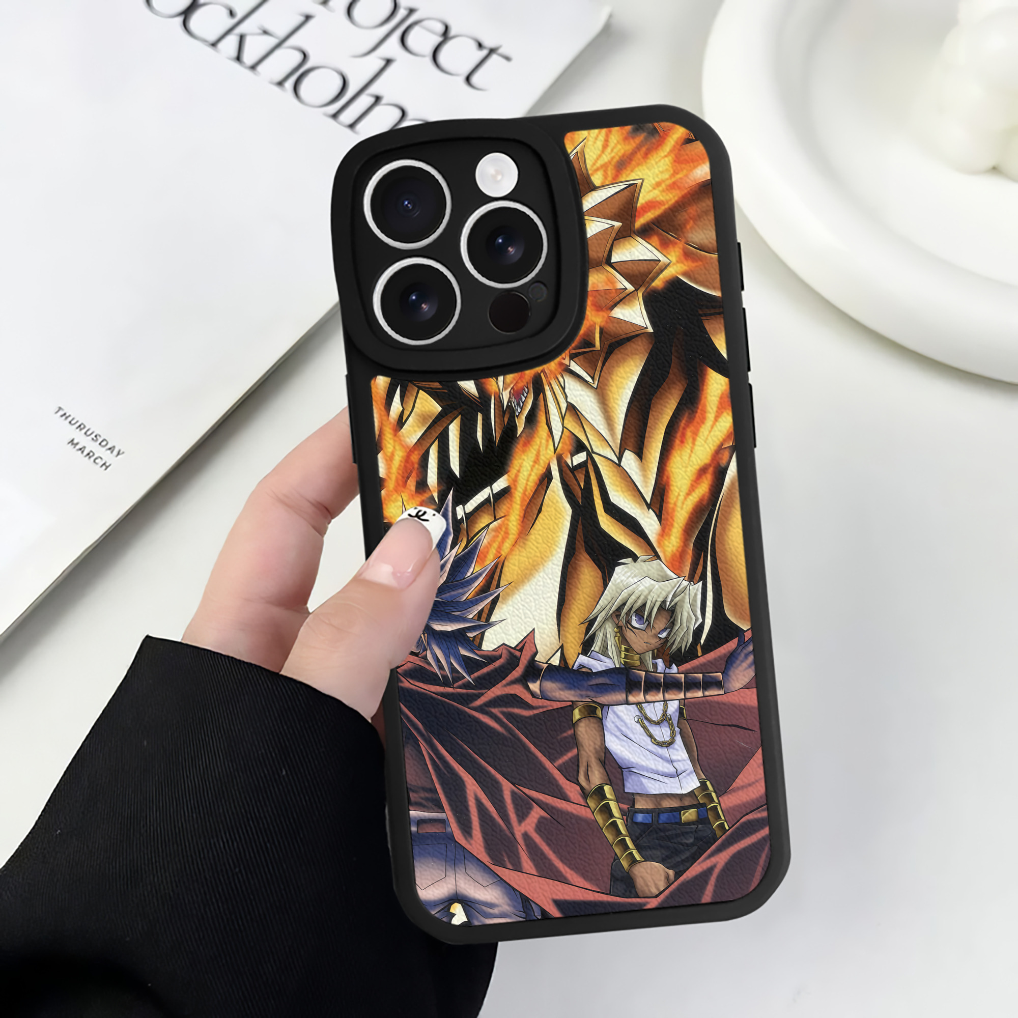 （画像用） 遊☆戯☆王 Yu-Gi-Oh! 【iPhone 16シリーズ対応】シリコンスマホケース（レザー調） 材質：シリコン